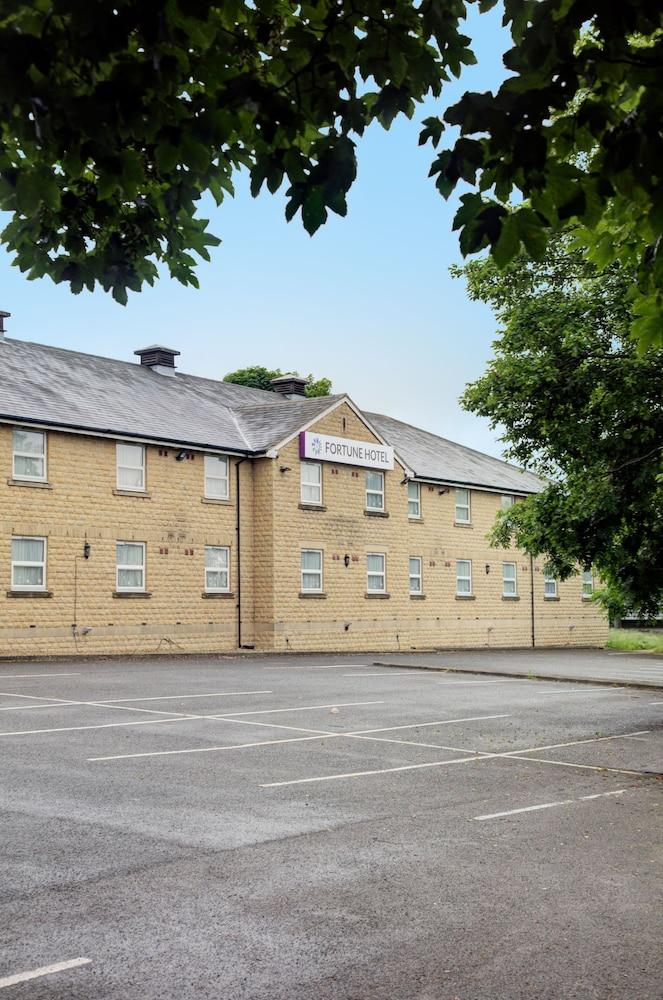 Premier Inn Huddersfield West Exterior foto