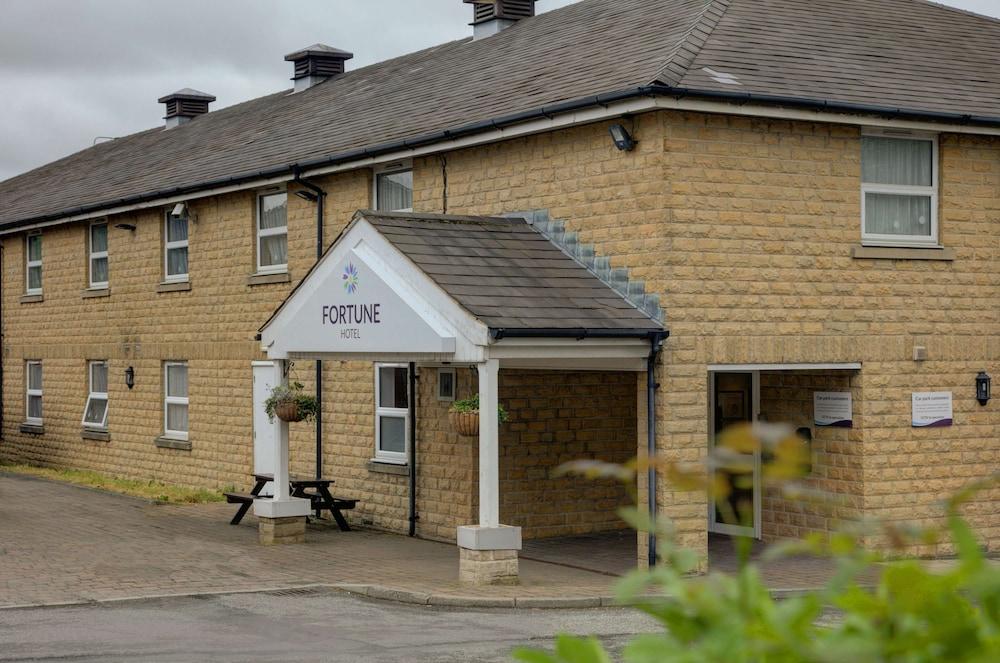 Premier Inn Huddersfield West Exterior foto