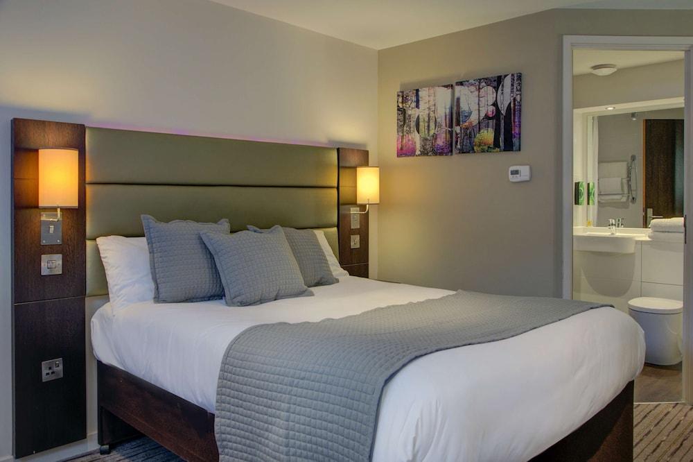 Premier Inn Huddersfield West Exterior foto