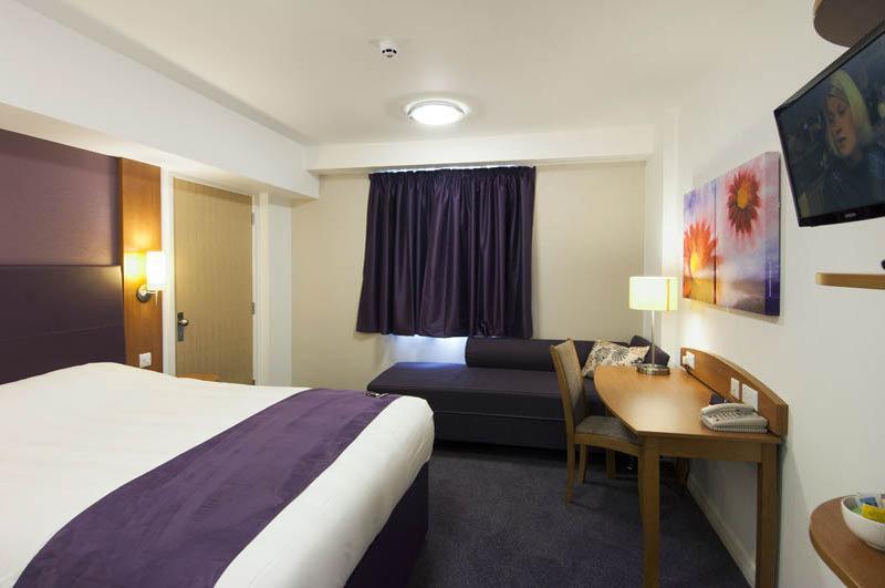 Premier Inn Huddersfield West Exterior foto